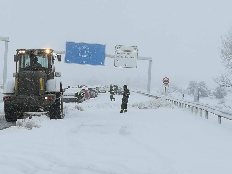 西班牙馬德里附近一條高速公路因大雪造成3000多輛汽車受困，緊急救援單位UME協助脫困。（圖取自UME臉書www.facebook.com/UMEesp） 圖:取自UME臉書www.facebook.com/UMEesp