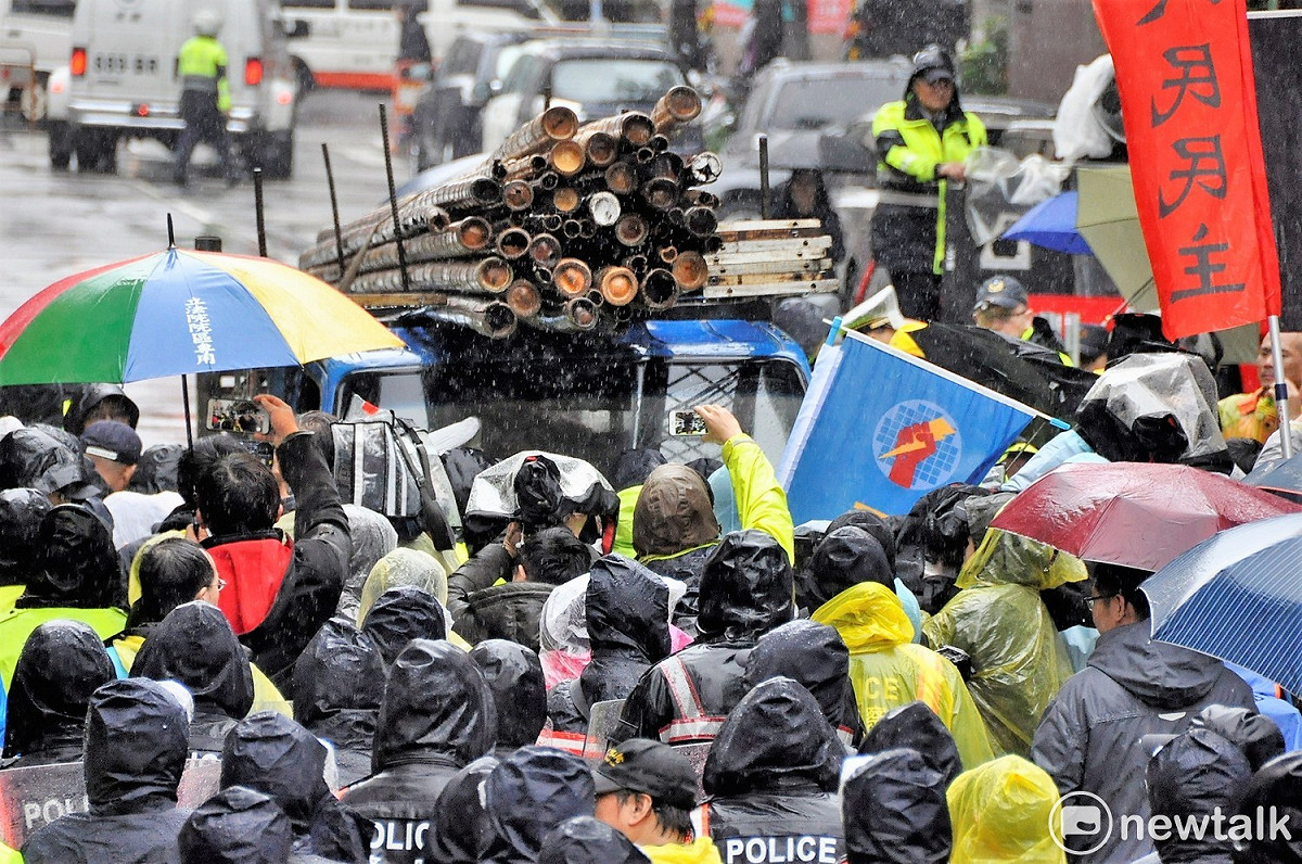 勞團決定搭起棚架，對勞基法修惡進行長期抗戰，但警方不讓棚架車進入。 圖：陳香蘭／攝