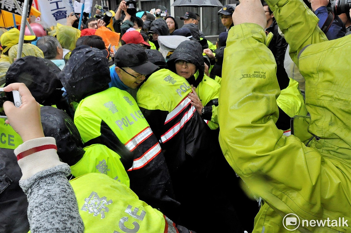 勞團為了抗議勞基法修惡，在忠孝東與鎮江路與警方發生衝突。 圖：陳香蘭／攝