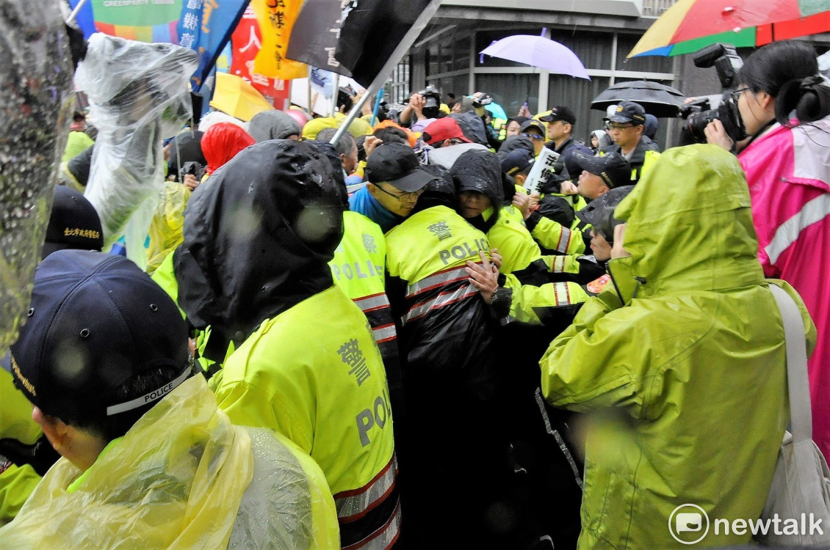 勞團為了抗議勞基法修惡，在忠孝東與鎮江路與警方發生衝突。 圖：陳香蘭／攝