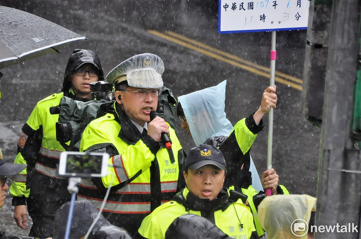 勞團為了抗議勞基法修惡，在忠孝東與鎮江路與警方發生衝突。 圖：陳香蘭／攝