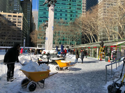 紐約遭逢炸彈氣旋暴風雪橫掃，連續多天冰點極寒低溫，難得出現陽光，到處可見忙著除雪情形。 圖:中央社