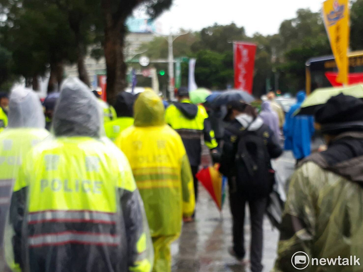抗議勞基法修惡現場，下午兩點半，勞工團體開始繞行立法院。重新回到镇江街、青島東路。群衆喊「拒絕過劳、退回惡法。」 圖：陳香蘭／攝