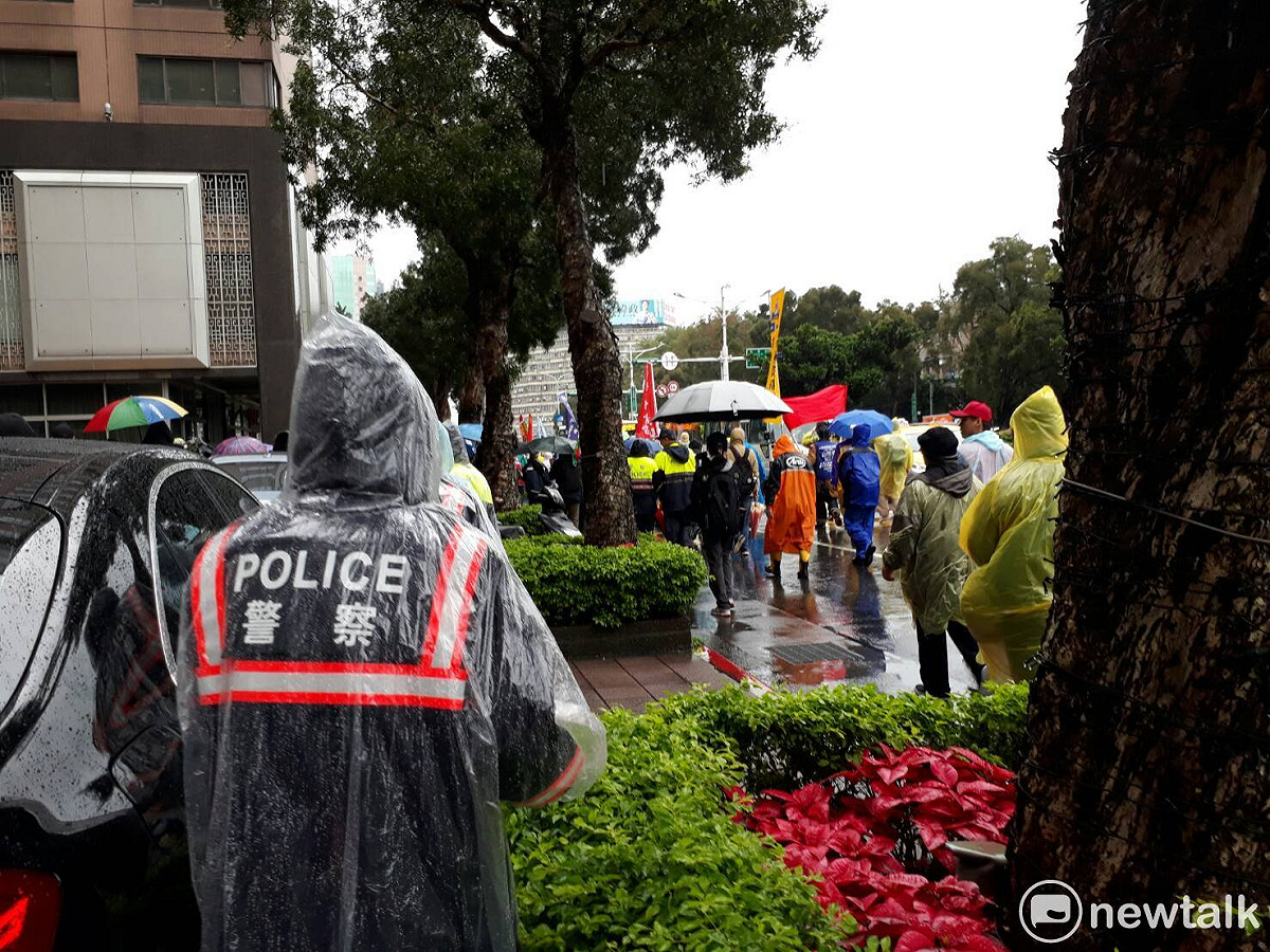 抗議勞基法修惡現場，勞團決定繞行立院，警方全陪遊街，這算哪招？！ 圖：陳香蘭／攝
