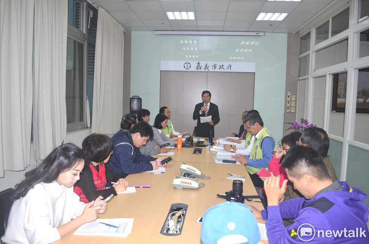 嘉義市長涂醒哲8日帶領市府團隊召開記者會，針對部份預算遭刪案，說明市府立場。 圖：蔡坤龍/攝