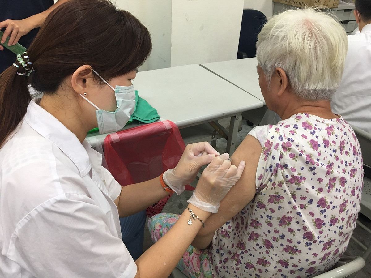 台中市衛生局宣布，不限戶籍、年齡，只要在台中市生活、就業、就學者，均可至全市30家衛生所免費接種。 圖 : 台中市政府 / 提供