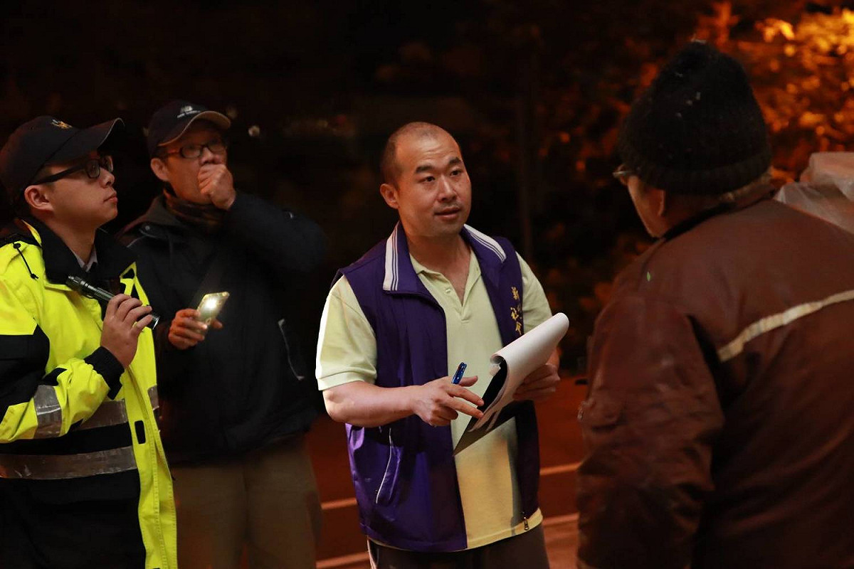 警察局協同社會局社工關懷慰問街友起居生活並提供物資。 圖：新北市政府/提供