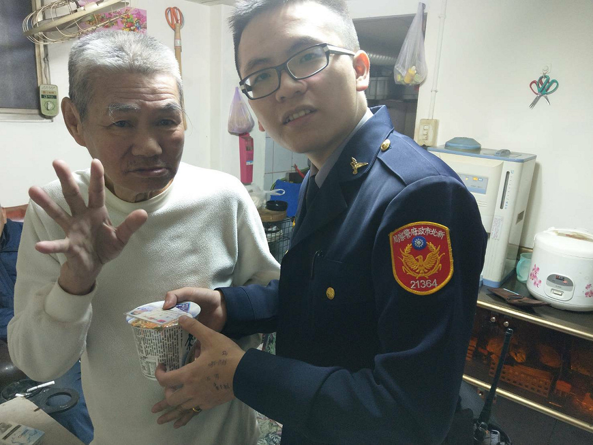 警察局員警關懷慰問獨居長者並提供熱食物資。 圖：新北市政府/提供