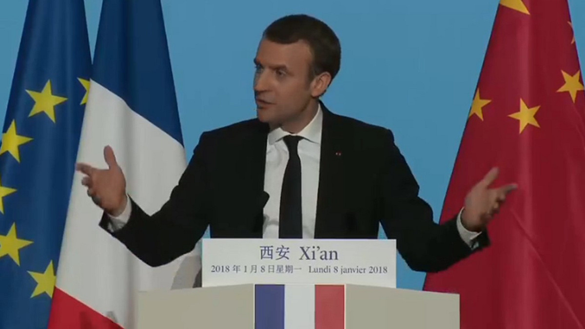 法國總統馬克宏今天抵達中國，展開為期3天的國是訪問。馬克宏在中國的譯名統一為「馬克龍」，不只一家法國媒體提到，字面意義可譯為「一匹馴服龍的馬」。 圖：翻攝馬克宏推特