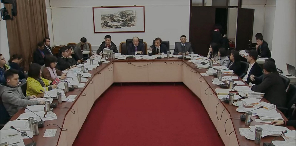 針對行政院提出「休息日加班時數核實計算」，朝野立委意見不一，行政院態度強硬，盼立委能支持政院版本。 圖：翻拍自立法院直播