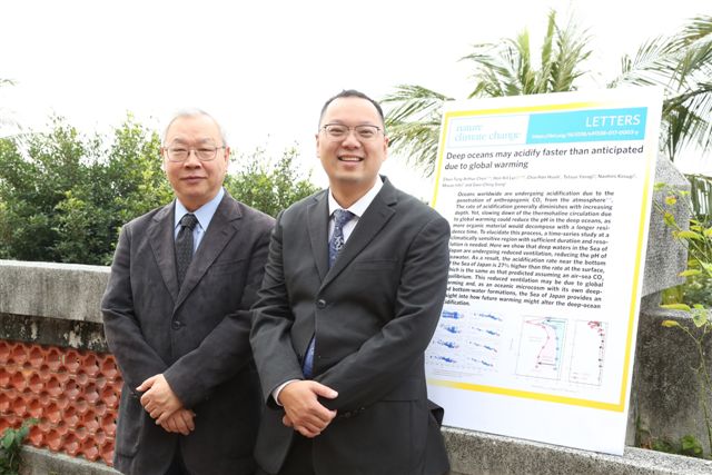 中山大學海洋科學系講座教授陳鎮東（左）主導台日合作團隊，發表全球變遷研究「全球暖化將加快深海海水酸化」，登上國際頂尖期刊《自然氣候變遷》（Nature Climate Change）。 圖：中山大學／提供