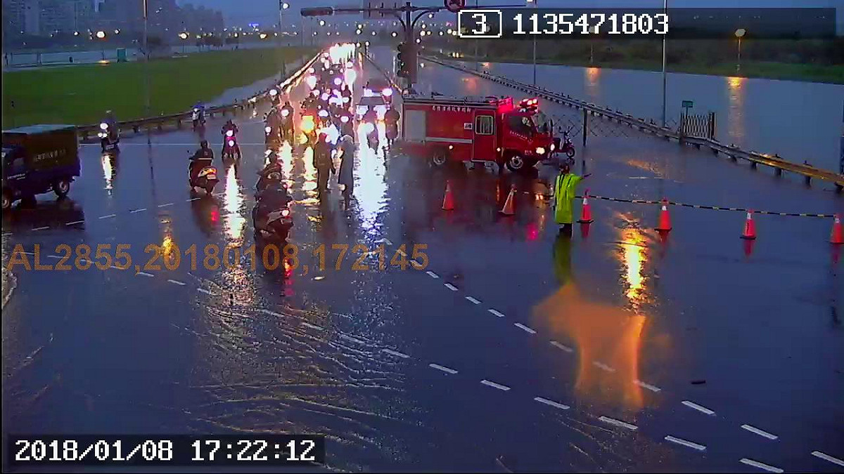因連日大雨且適逢滿潮，造成淡水河水位上升，目前新北市二重疏洪道河水淹上疏道一路。