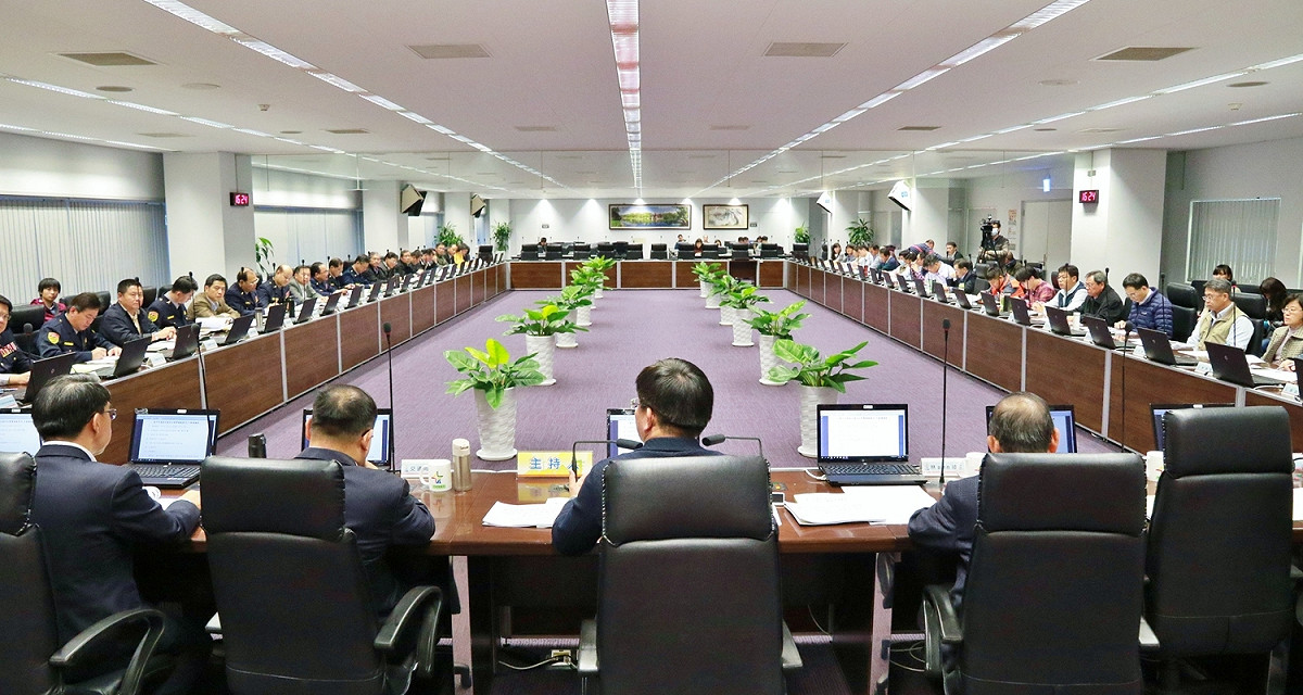 台中市政府今(8)日在市政大樓舉行道安會報，會議中指出台中酒駕肇事案件也已由103年的1301件降至106年1至10月的511件。 圖：台中市政府／提供