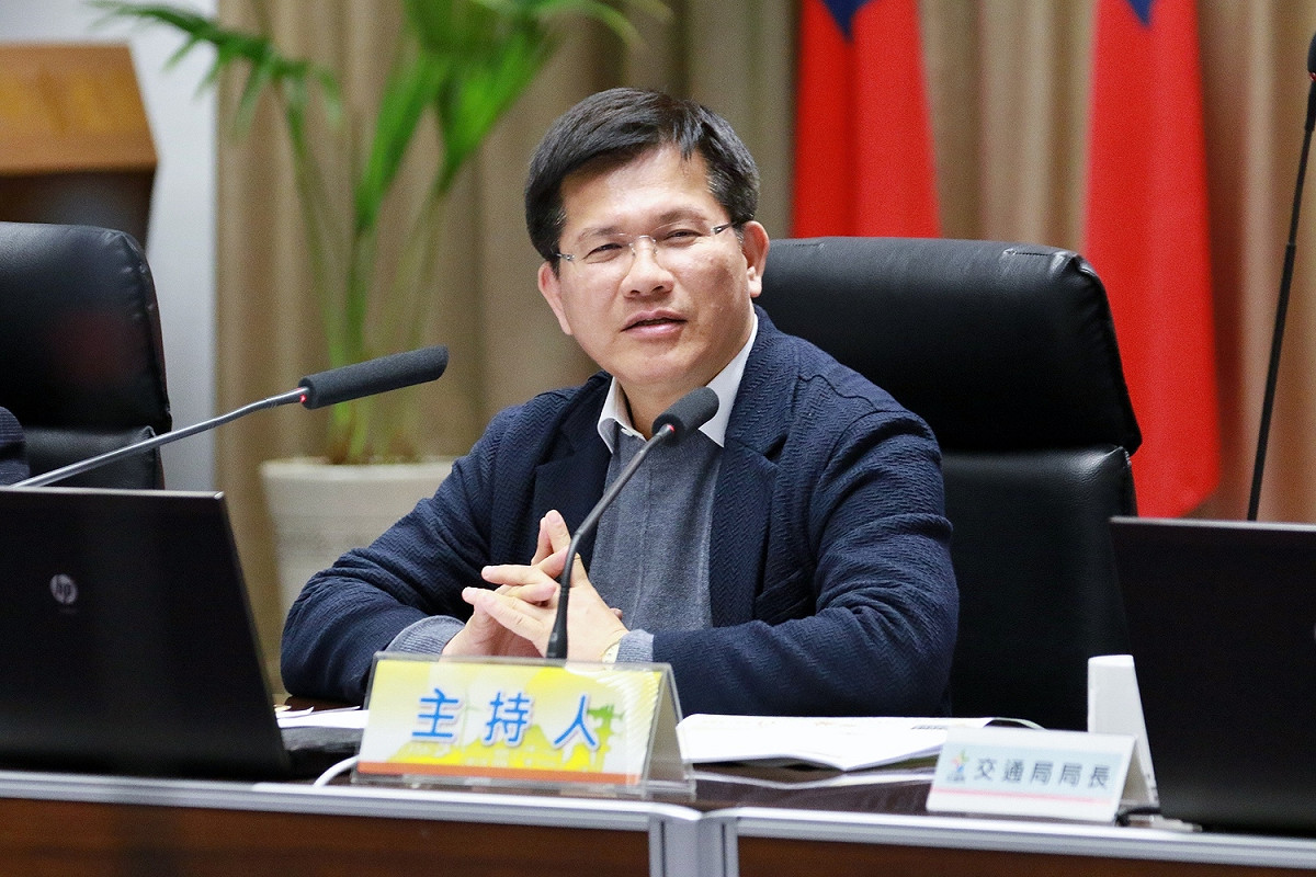 台中市長林佳龍於道安會報中表示，中市府不分日夜加強取締酒駕，同時也與餐飲業者建立自主管理機制，落實酒後不開車，朝「酒駕零傷亡」的目標努力。 圖：台中市政府／提供