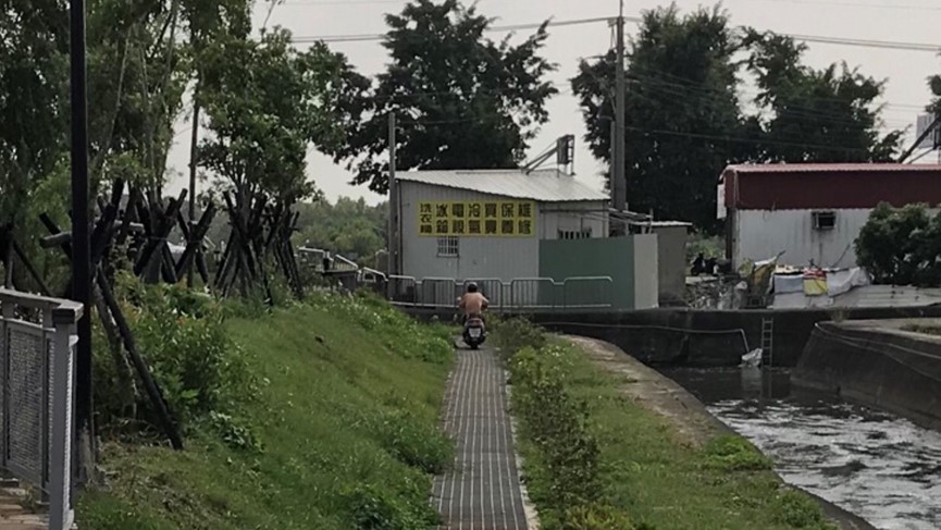 台中市政府水利局表示，民眾進入的位置並非園區提供步行的道路，而是禁止進入的園區排水設施，原本有綠籬阻隔，但仍有民眾破壞甚至騎車進入。 圖：台中市政府／提供