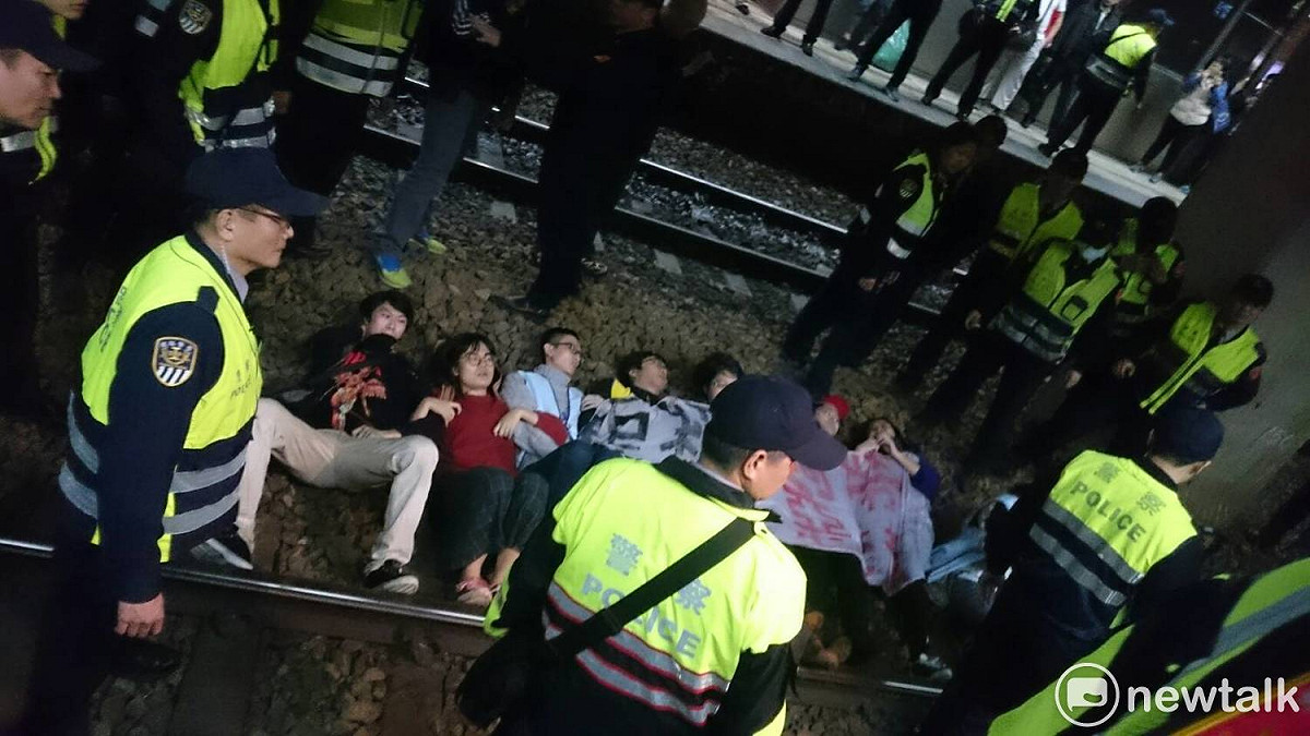 抗議勞基法修惡，勞團桃園市產總工會10多人晚間7時許前往台北車站抗議，在第三南下月台臥軌，這是台灣歷史上第三次臥軌抗爭，也是民進黨政府首次的臥軌抗爭。 圖：林朝億/攝