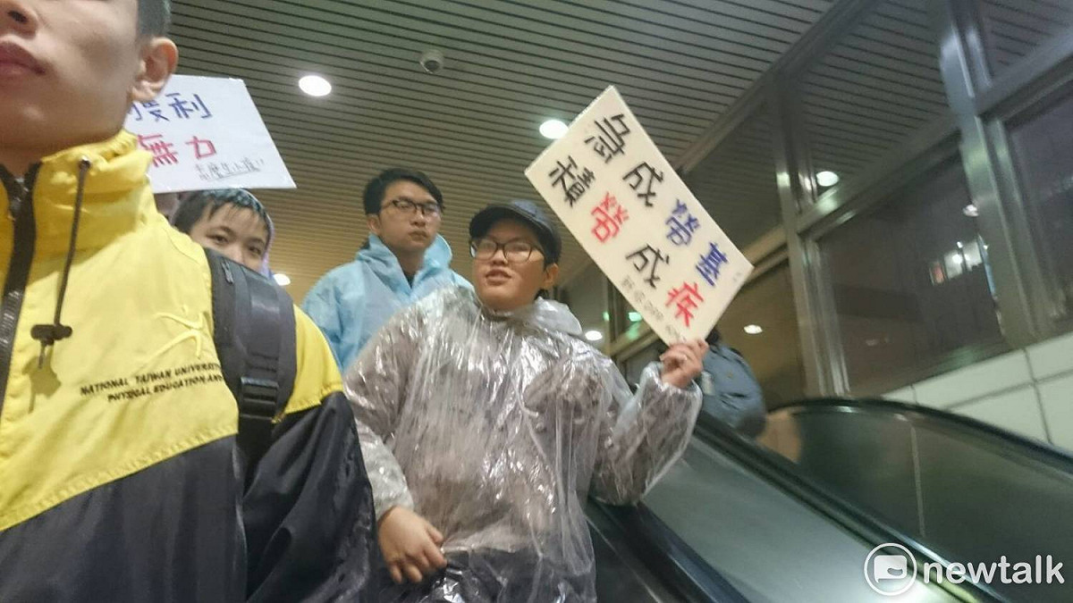勞團成員約6時45分左右前往台北車站。 圖：林朝億 / 攝