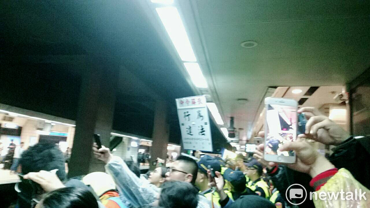警方舉牌警告，勞團臥軌抗爭行為已違法。 圖：林朝億 / 攝