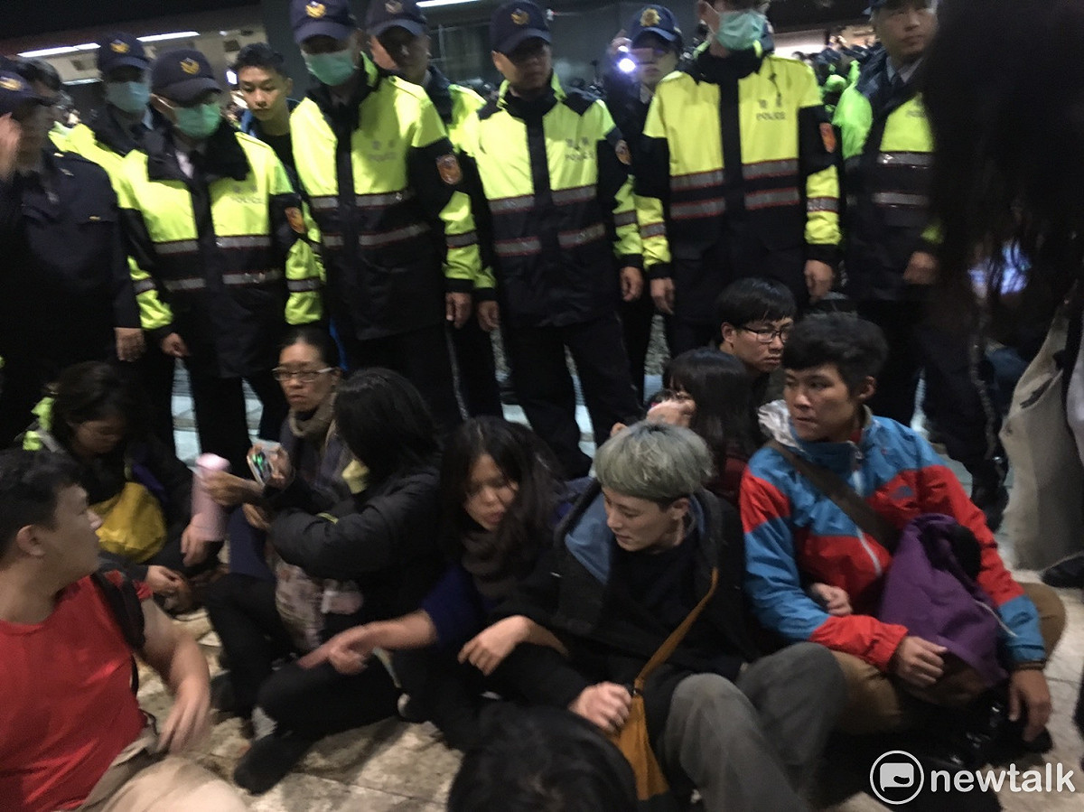 警方將勞團臥軌成員一一抬上月台。 圖：黃韋銓 / 攝