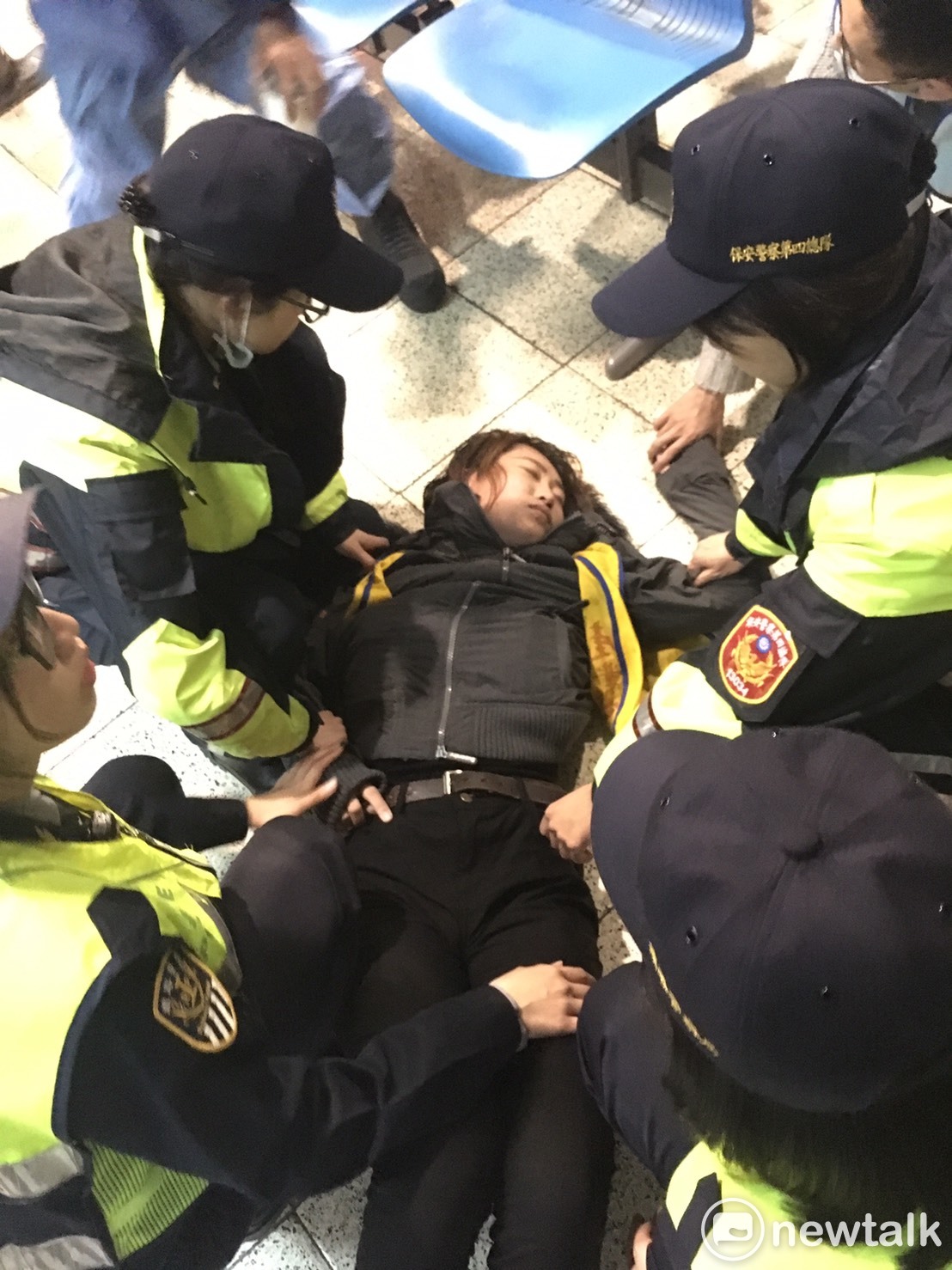 警方抬離勞團臥軌成員。 圖：黃韋銓 / 攝