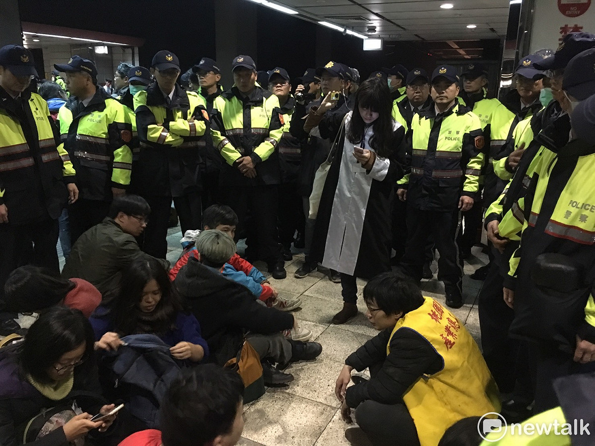 律師趕緊抵達現場。 圖：黃韋銓 / 攝