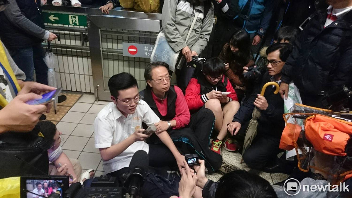 警方清場後，約7時56分正式通車，但仍有勞團在現場呼喊口號。 圖：林朝億 / 攝
