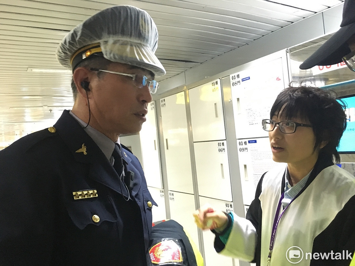 立法院今（8）日下午進行勞基法朝野協商，部分抗爭民眾前往台北火車站月台臥軌，律師黨苴睿向記者表示，過程中她試圖將委任狀丟給臥軌民眾，卻被一名沒有穿著制服的員警強行奪走，並揉捏成團，且未向她告知原因。為此，黨苴睿質問中正一分局副分局長于增祥，但于回應，自己是前來協助民眾違反集遊法執法，並向一旁的員警表示，「請鐵路警局幫她處理。」 圖：黃韋銓/攝