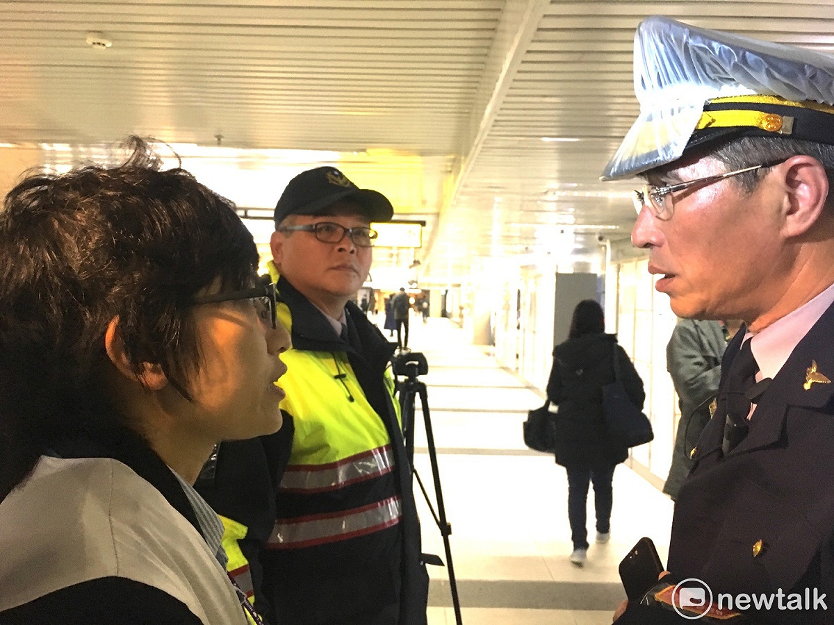立法院今（8）日下午進行勞基法朝野協商，部分抗爭民眾前往台北火車站月台臥軌，律師黨苴睿向記者表示，過程中她試圖將委任狀丟給臥軌民眾，卻被一名沒有穿著制服的員警強行奪走，並揉捏成團，且未向她告知原因。為此，黨苴睿質問中正一分局副分局長于增祥，但于回應，自己是前來協助民眾違反集遊法執法，並向一旁的員警表示，「請鐵路警局幫她處理。」 圖：黃韋銓/攝