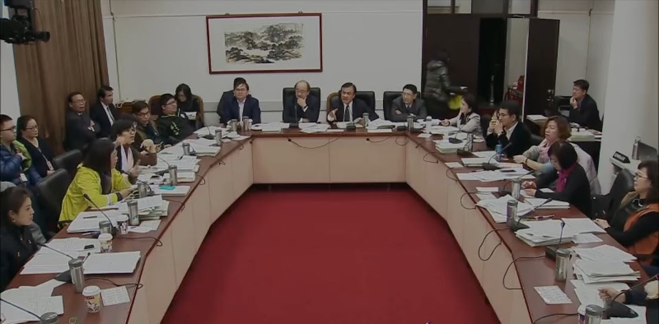 朝野黨團8日晚間繼續協商勞基法修法，但當討論到「放寬七休一」時，立法院長蘇嘉全突然宣布保留，留待院會審理，並裁示協商結束。 圖：翻拍自立法院直播