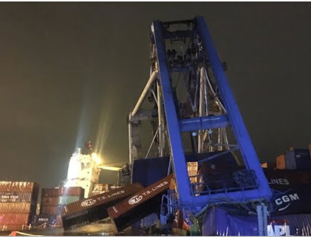 一艘貨船8日晚靠泊基隆港東11碼頭，不慎撞倒價值上億元的橋式起重機，壓損多個貨櫃。 圖：民眾提供