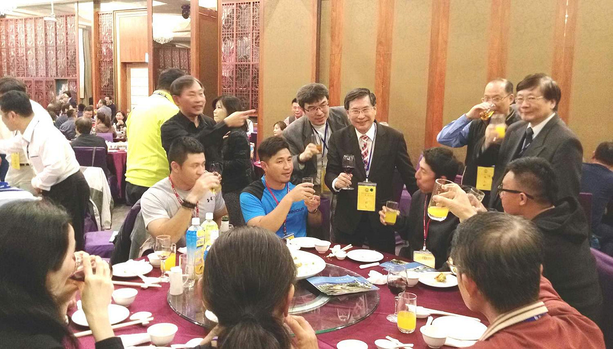 嘉義市長涂醒哲（中）參加嘉義高中校友會聚餐。 圖：翻攝嘉中校友會Line群組