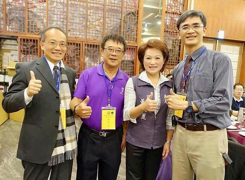 嘉義市議長蕭淑麗（右二）以貴賓身分，參加嘉中校友會聚會。 圖：翻攝嘉中校友會Line群組
