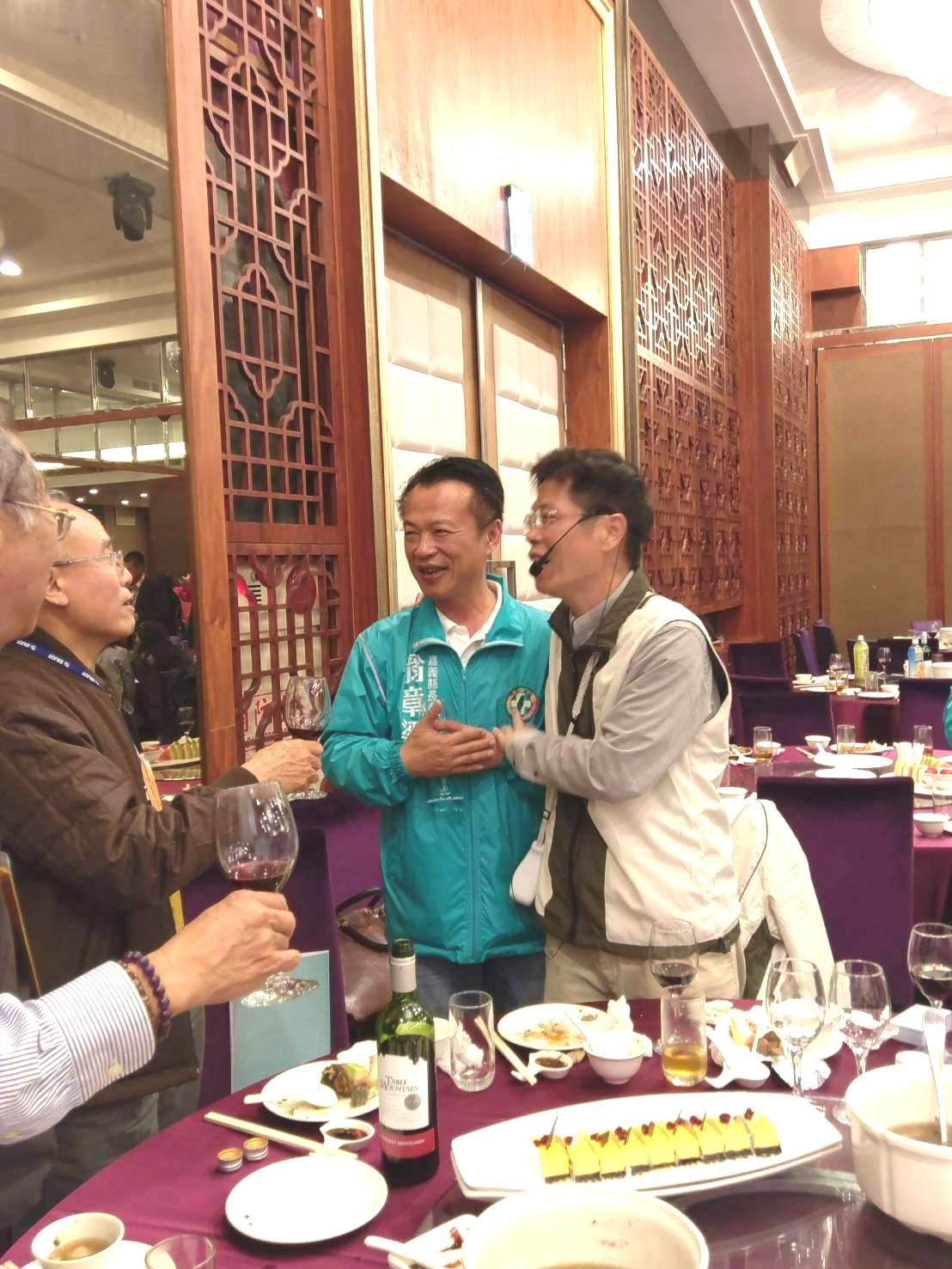 校友的感情不分藍綠，民進黨的翁章梁（右二）與國民黨的李允傑一起向學長們敬酒。 圖：翻攝嘉中校友會Line群組