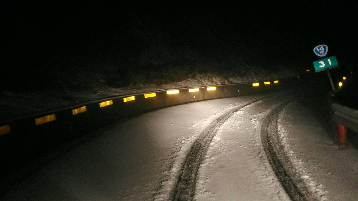 台14甲線27K(昆陽)至33K(合歡山遊客中心)路段，今日5時限加掛雪鏈車輛通行。 圖：《翠峰派出所》FB提供