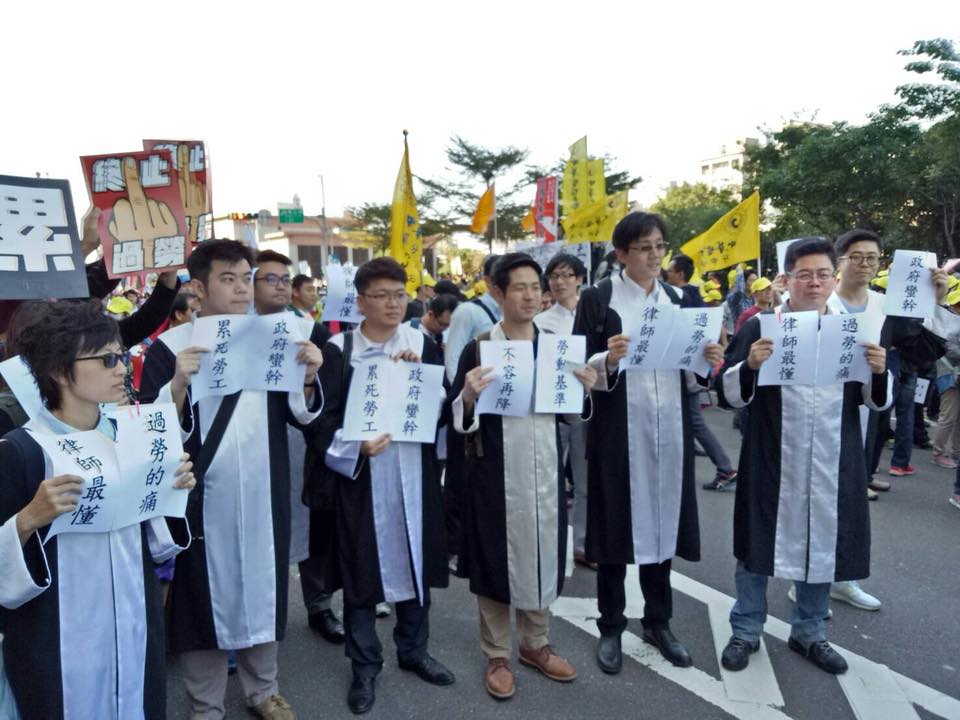 幫五一行動聯盟勞團臥軌成員擔任義務律師的丁穩勝（前右一），昨晚在臉書上號召律師從業人員出來擔任辯護律師。他質疑，警方強廹被告按捺掌印是違法行為。 圖:翻拍丁穩勝臉書