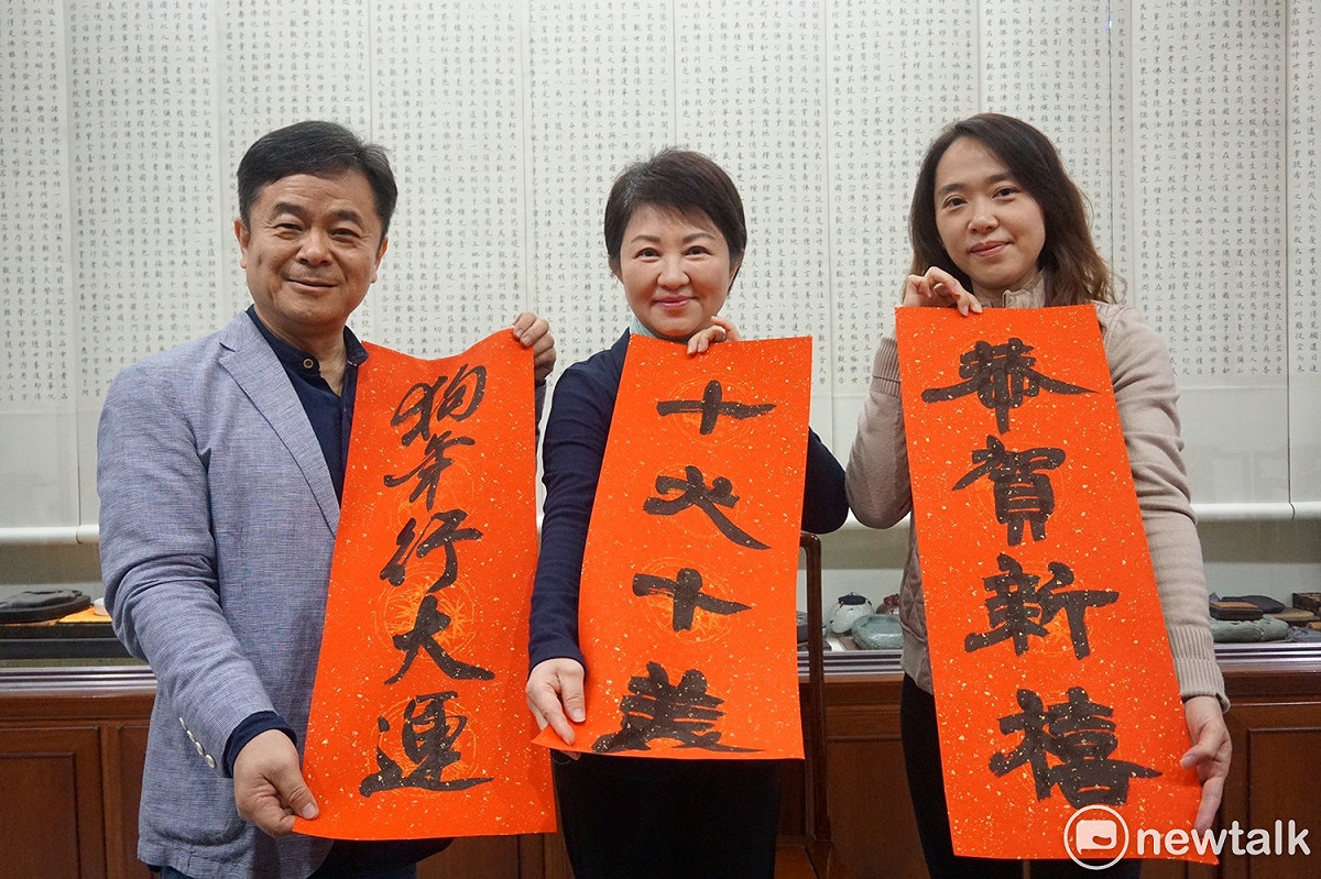 盧秀燕與大師周良敦以直播書寫春聯向台中市民拜年。 圖：唐復年/攝
