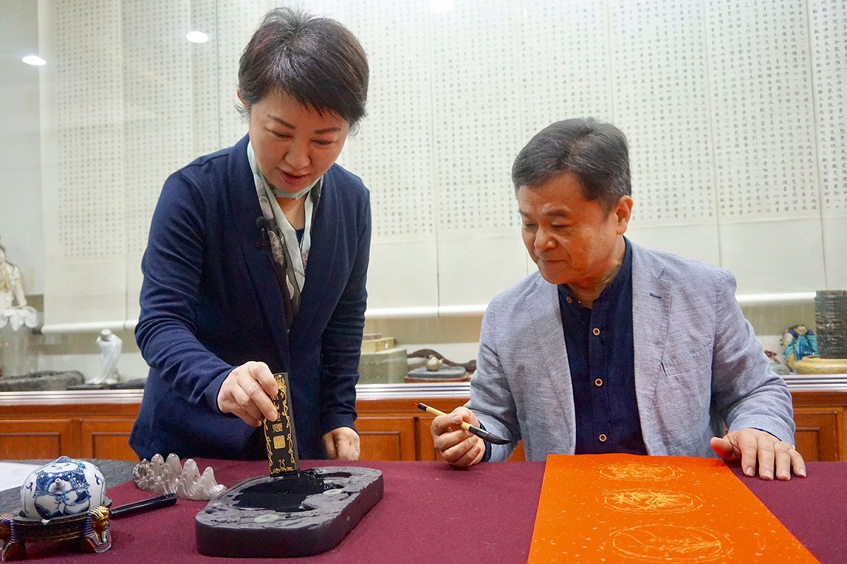 盧秀燕化身書僮。 圖：盧秀燕辦公室提供。