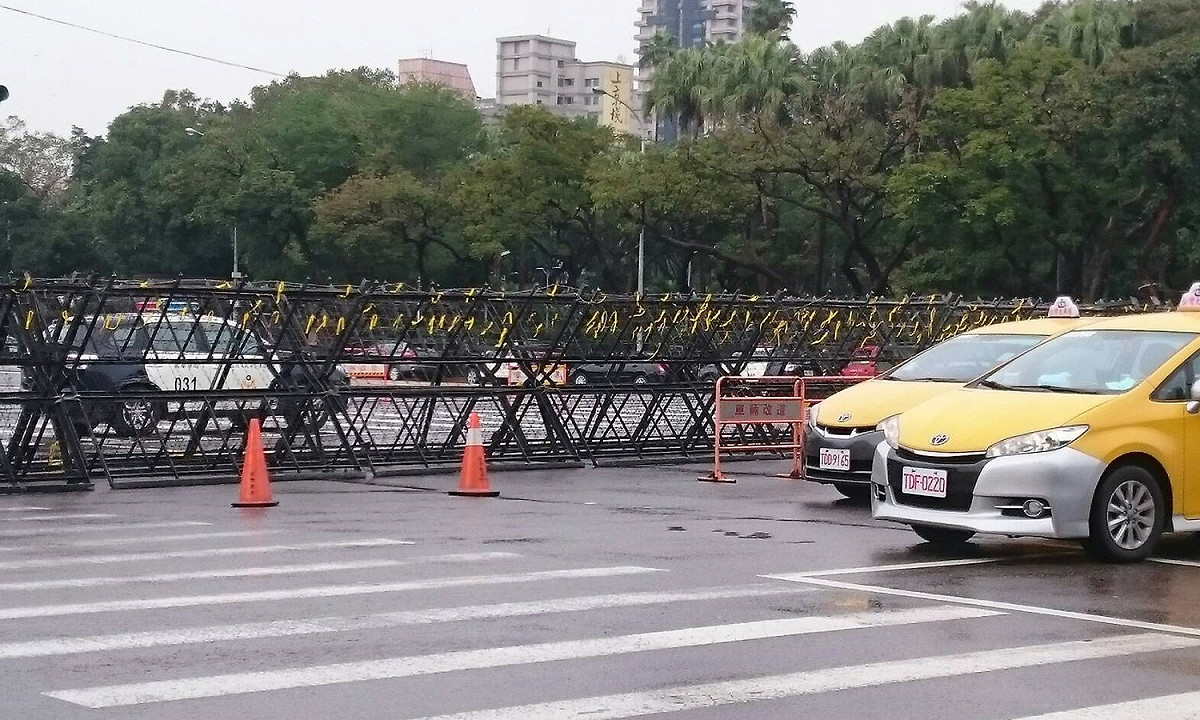 從5月5日9時起，凱達格蘭大道的公園路（不含）至中山南路（不含）管制東往西方向全線車道，禁止車輛通行。 圖：林朝億/攝