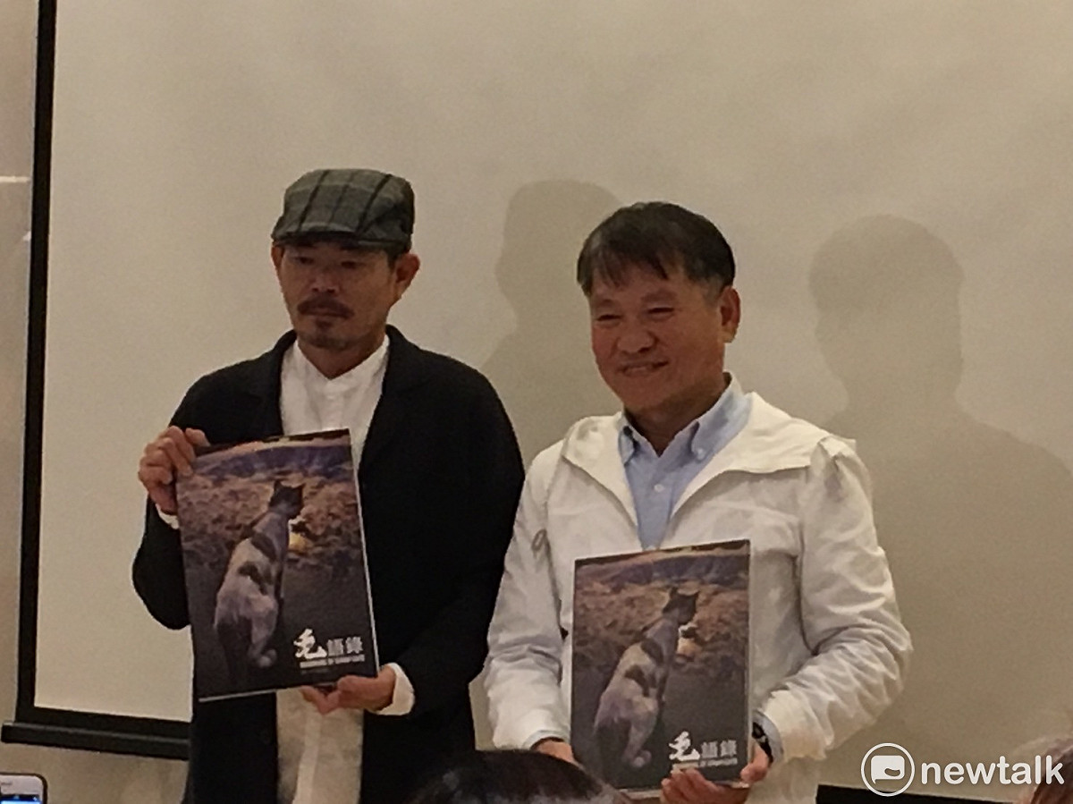 益品書屋董事長戴勝益（右），扮演這本書的催生者，今天為楊明亮（左）站台。 張逸/攝影