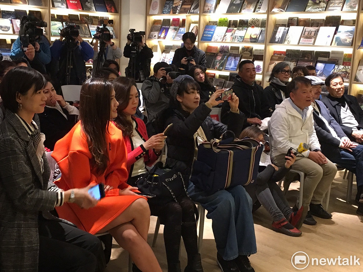 因流浪貓與阿亮結緣的一群空姐，一同為楊明亮站台。 張逸/攝影