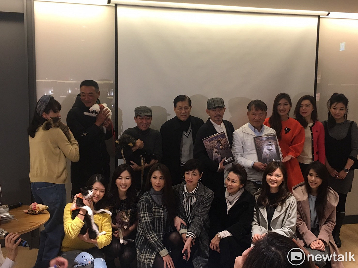 戴勝益今天與一群美麗的空姐，一同為楊明亮站台。 張逸/攝影