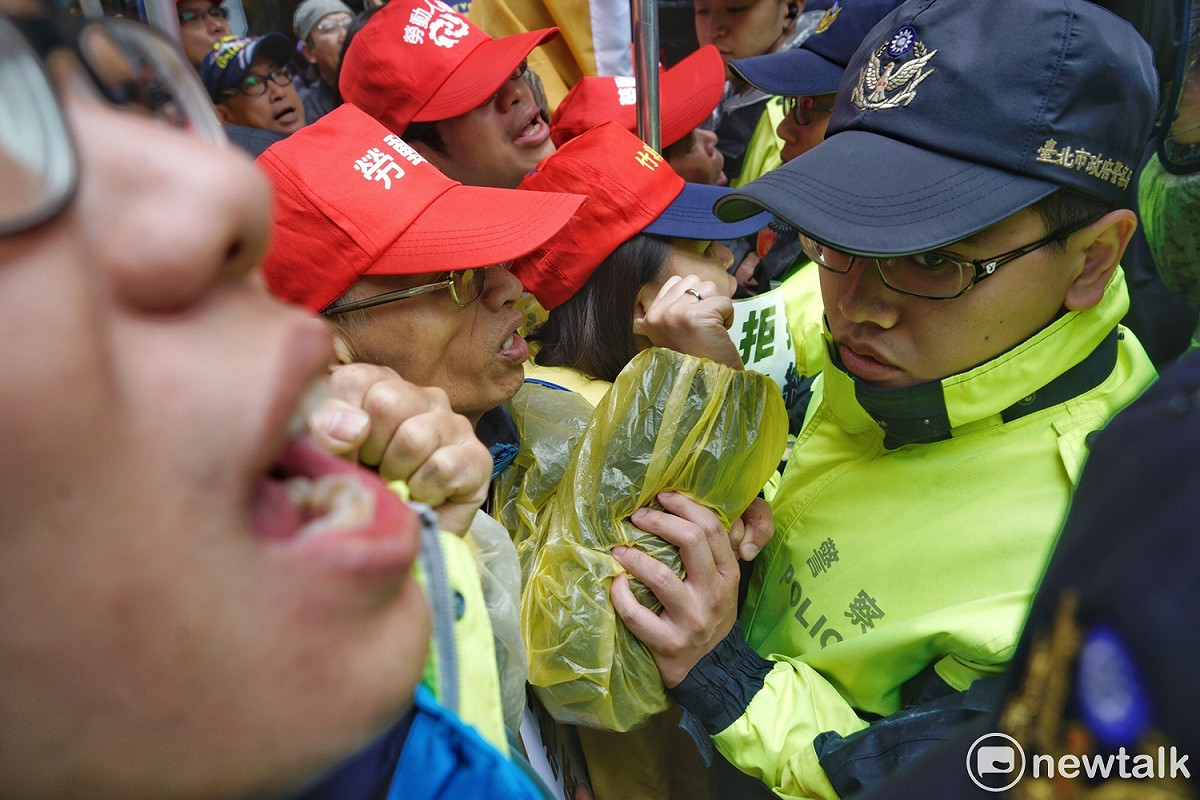 警方阻擋勞團前進。 圖：張良一/攝