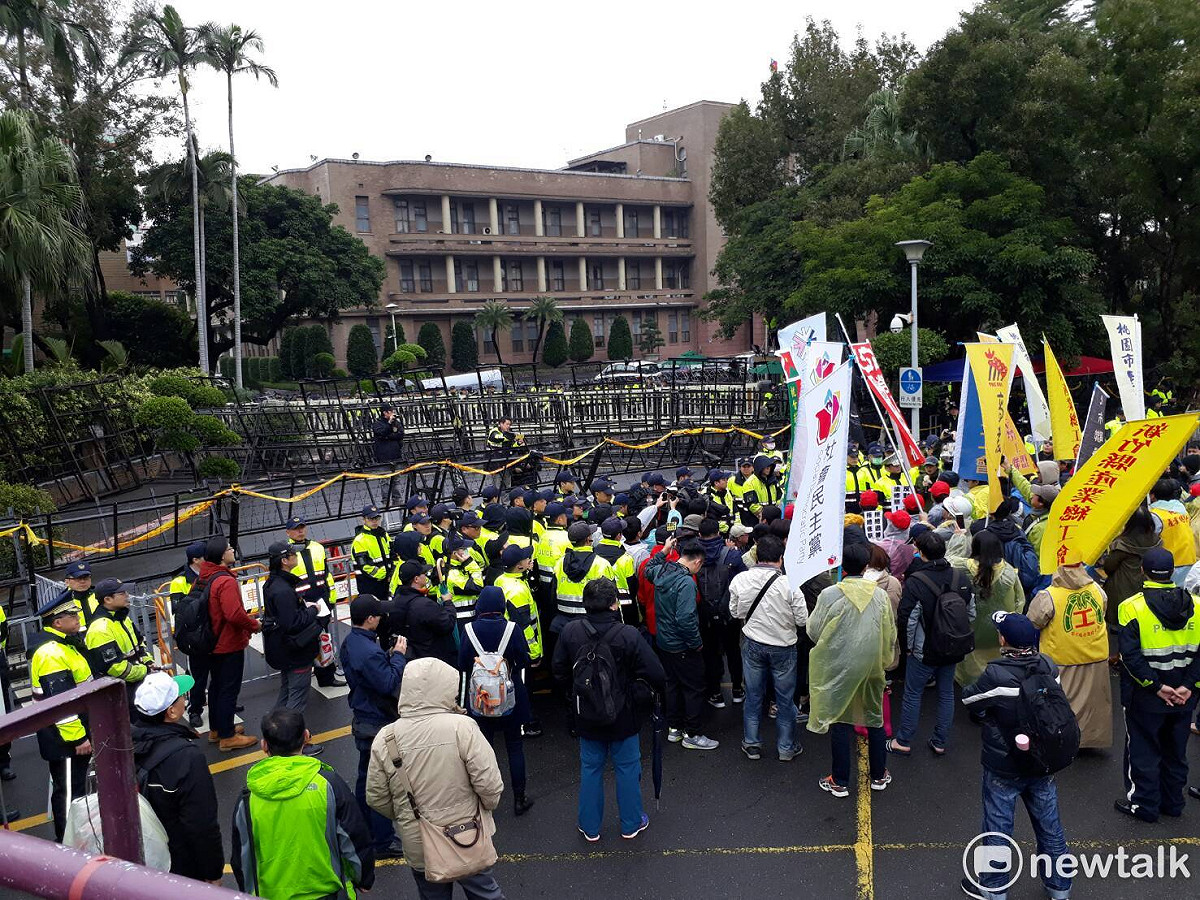 勞團聚集於行政院外。 圖：陳香蘭/攝