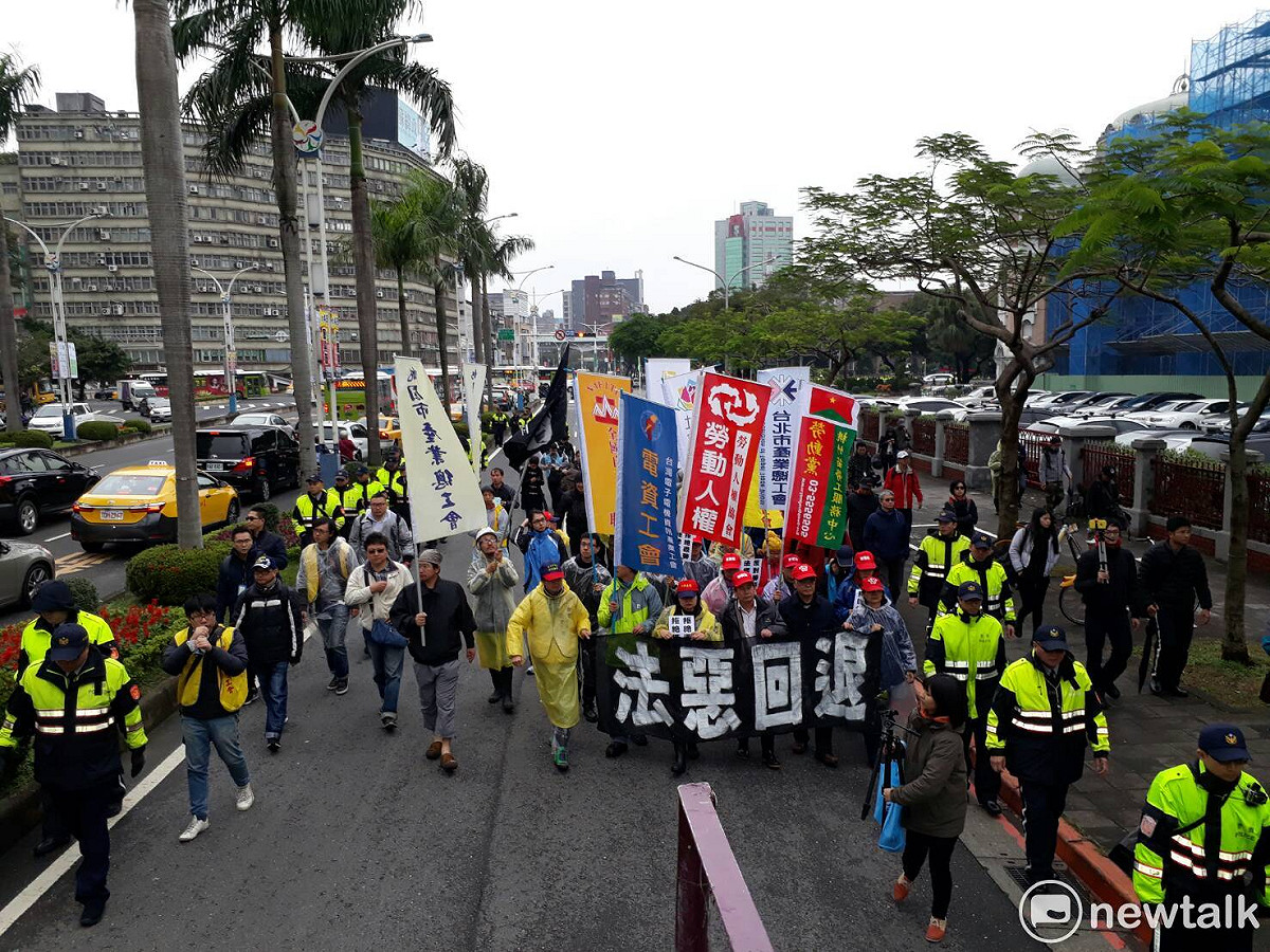 勞團對於勞工法不滿，上街抗議並拎著「惡法退回」布條一路遊行到政院門口。 圖：陳香蘭/攝