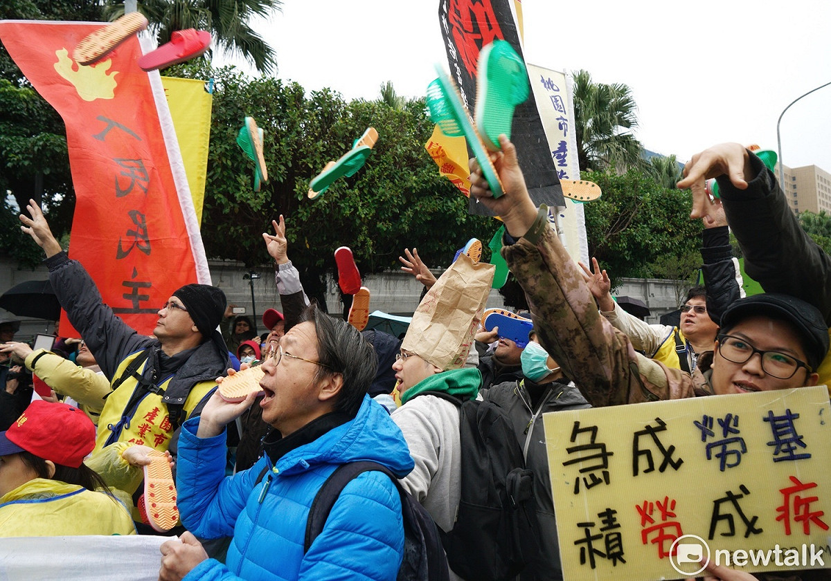 反對修改勞基法的勞工團體在凱道丟拖鞋抗議，隨即遭警方奪下尚未丟擲的拖鞋，因而爆發推擠衝突。 圖：張良一/攝