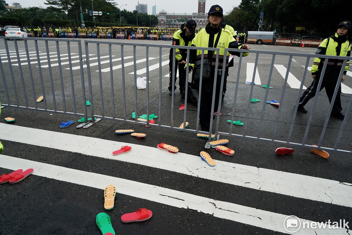 反對修改勞基法的勞工團體在凱道丟拖鞋抗議，隨即遭警方奪下尚未丟擲的拖鞋，因而爆發推擠衝突。 圖：張良一/攝