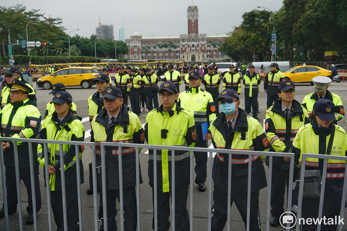 反對修改勞基法的勞工團體在凱道丟拖鞋抗議，隨即遭警方奪下尚未丟擲的拖鞋，因而爆發推擠衝突。 圖：張良一/攝