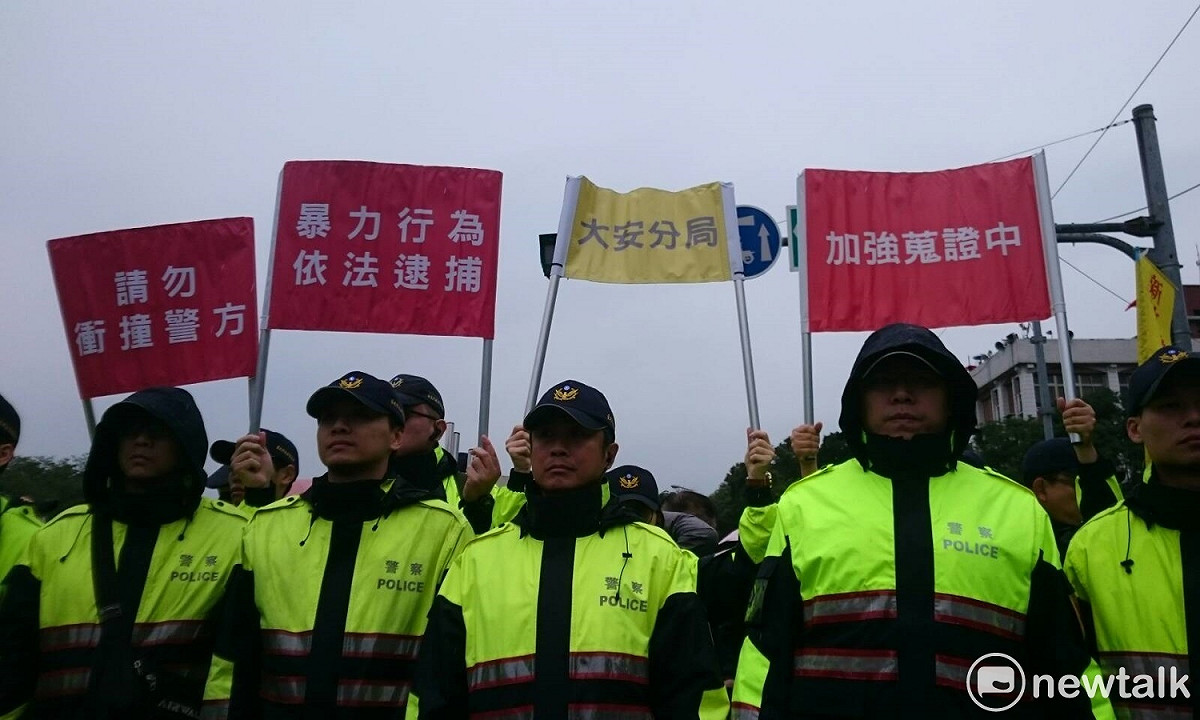 大安分局9日在凱道執法。 圖：林朝億/攝