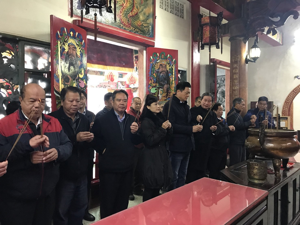 周錫瑋今（9）日由太太林珊珊及幾位幕僚陪同，到雙溪與地方人士座談，還到南天宮上香。 圖：周錫瑋新北市政策中心提供
