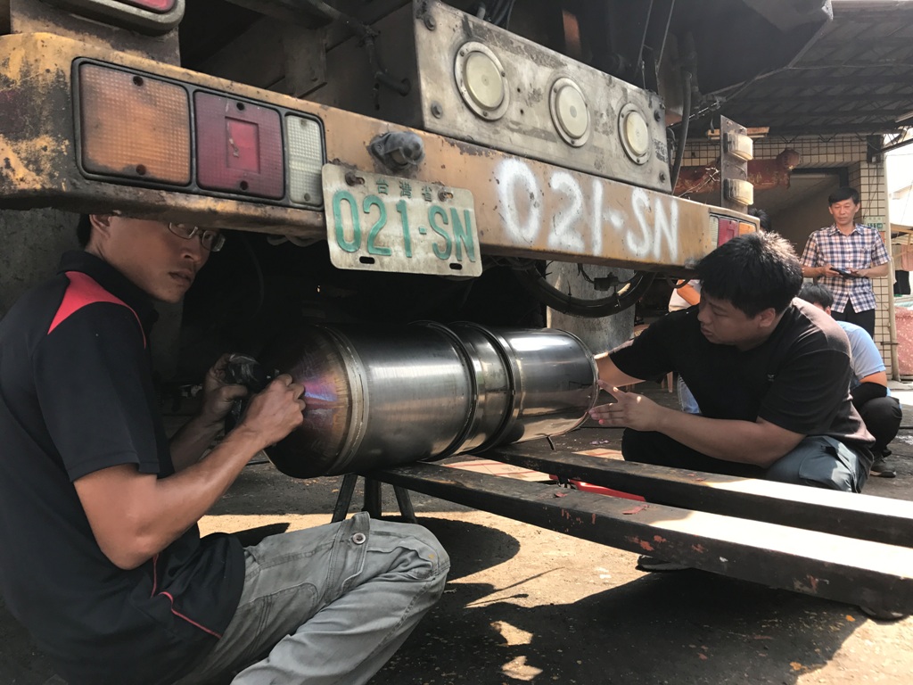 嘉義縣首創掃街車安裝濾煙器，讓掃街車執行清掃作業時，也能將本身污染降至最低。 圖：嘉義縣政府/提供